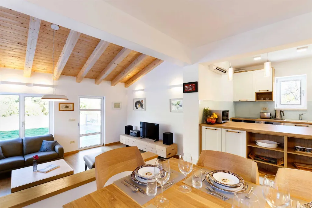 4-Bedroom Villa in Zagvozd for 8 Guests