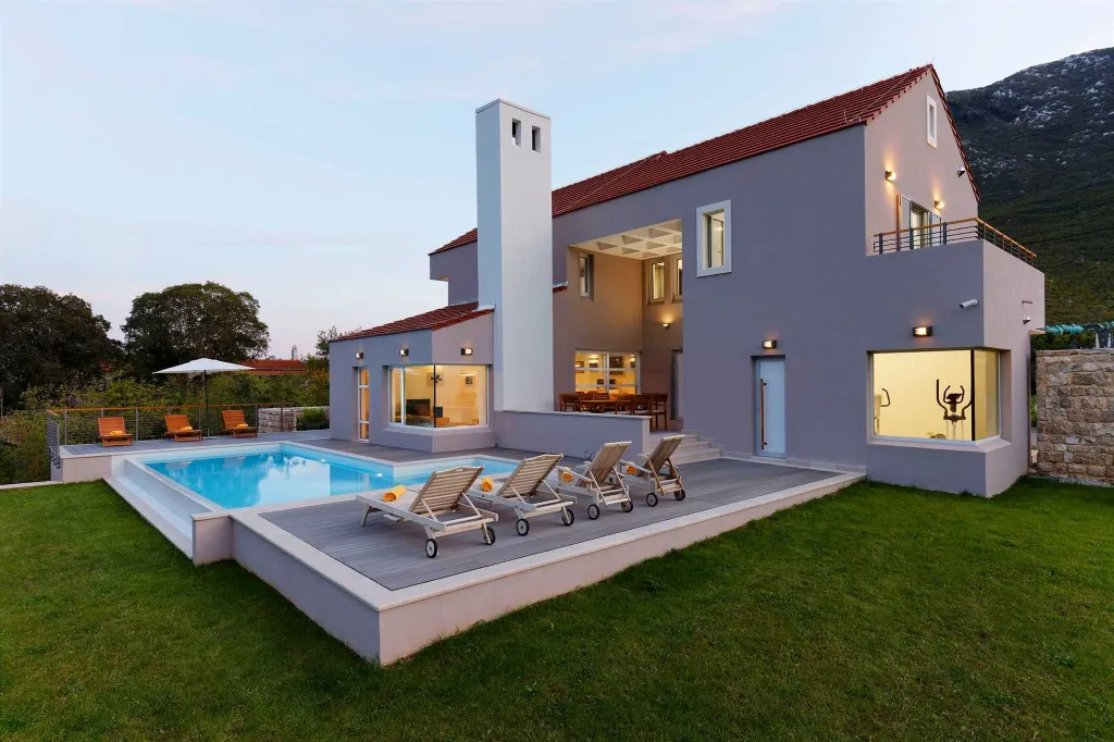 4-Bedroom Villa in Zagvozd for 8 Guests