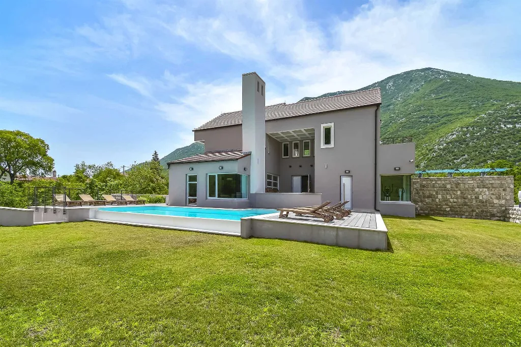 4-Bedroom Villa in Zagvozd for 8 Guests