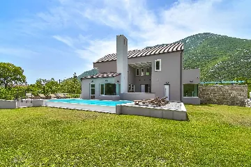 4-Bedroom Villa in Zagvozd for 8 Guests