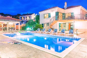 3-Bedroom Villa with Private Pool in Sumartin