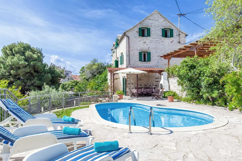 3-Bedroom Villa for 6 in Sumartin