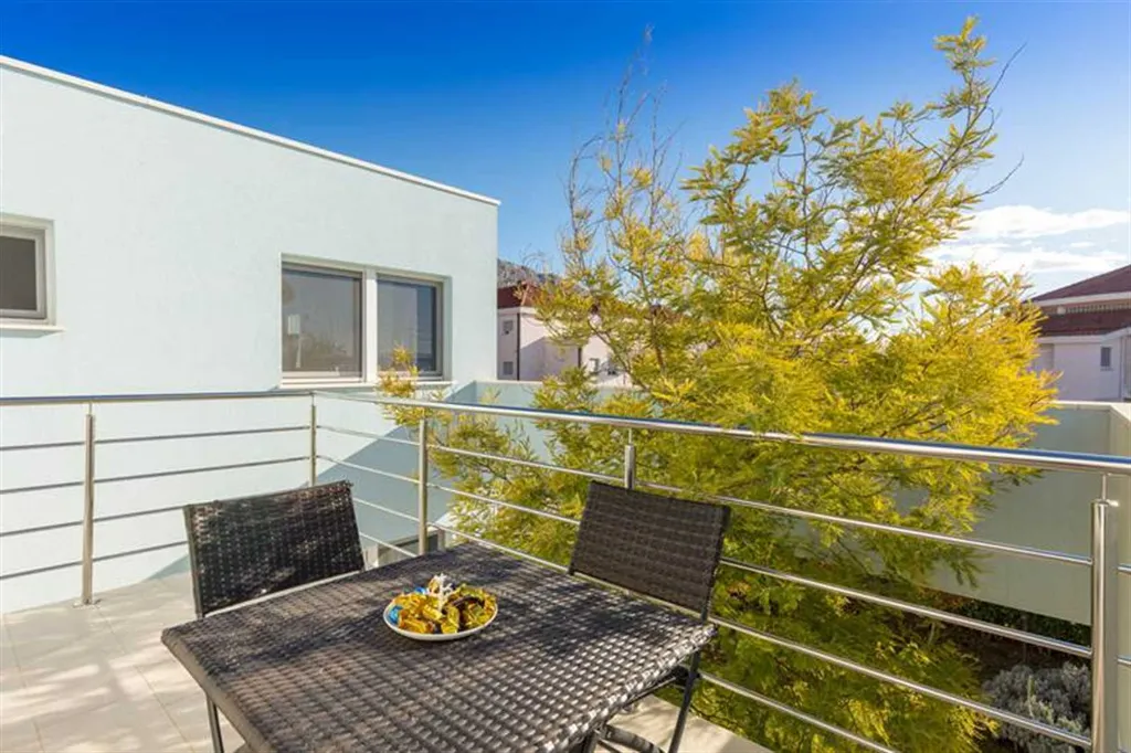 Podstrana Villa for 9 Guests with Heated Pool