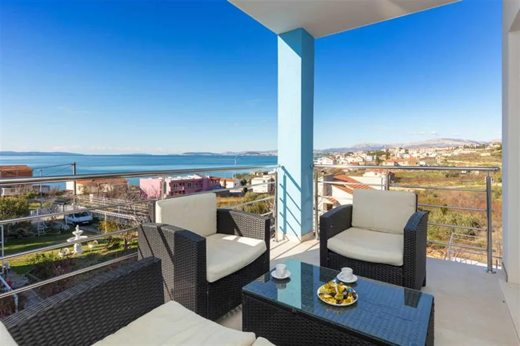 Podstrana Villa for 9 Guests with Heated Pool