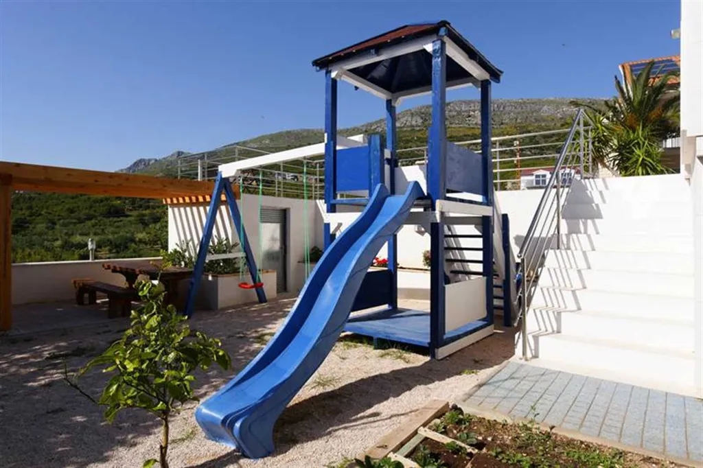 Podstrana Villa for 9 Guests with Heated Pool