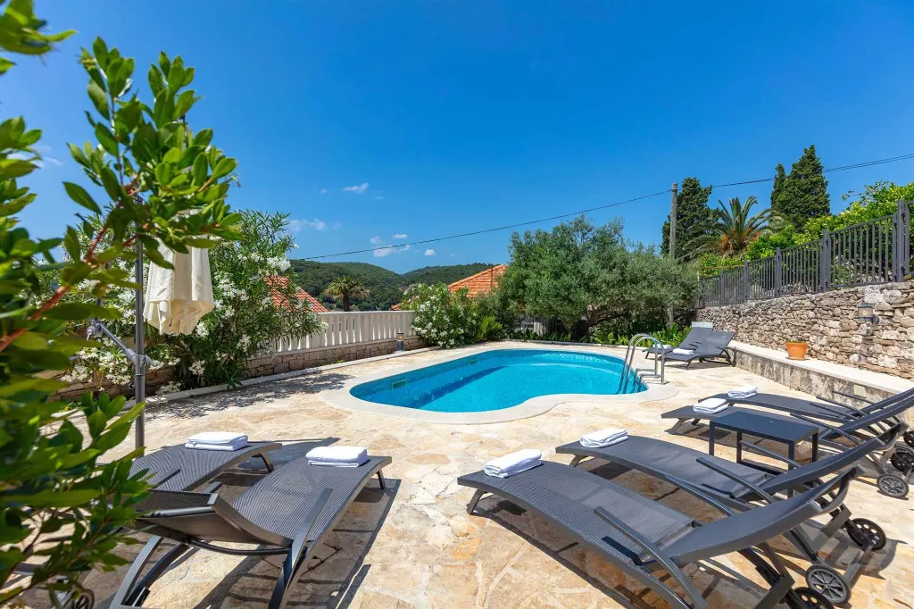 Villa in Sumartin with Heated Pool for 10 Guests