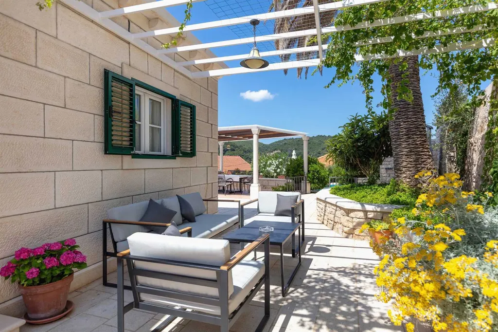 Villa in Sumartin with Heated Pool for 10 Guests