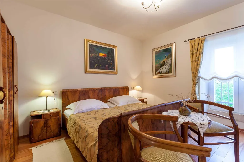 Villa in Sumartin with Heated Pool for 10 Guests