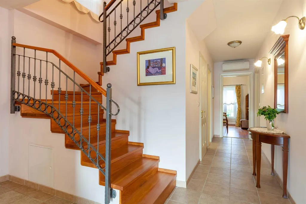 Villa in Sumartin with Heated Pool for 10 Guests