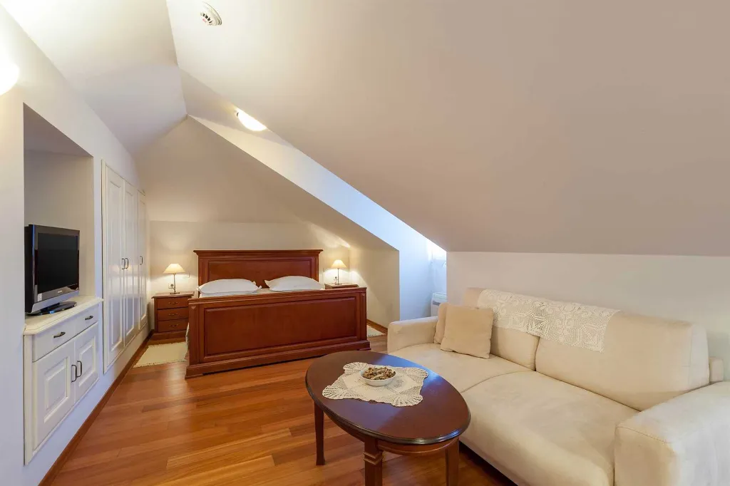 Villa in Sumartin with Heated Pool for 10 Guests