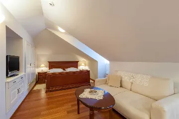 Villa in Sumartin with Heated Pool for 10 Guests