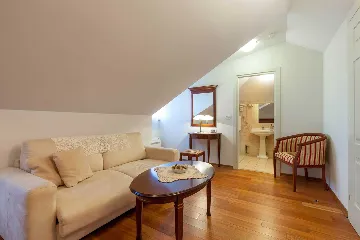 Villa in Sumartin with Heated Pool for 10 Guests