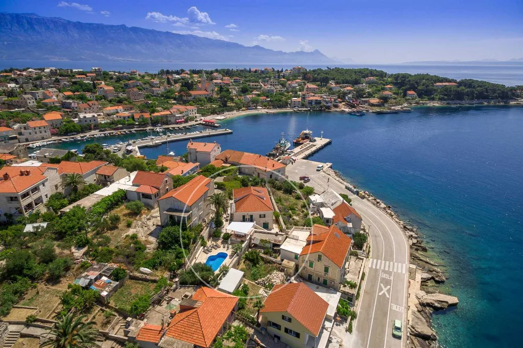Villa in Sumartin with Heated Pool for 10 Guests