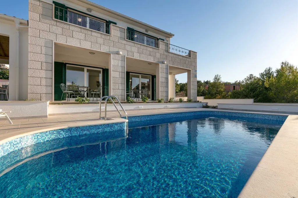 4-Bedroom Villa in Milna for up to 8 Guests