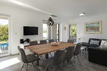 4-Bedroom Villa in Milna for up to 8 Guests