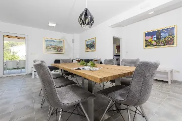 4-Bedroom Villa in Milna for up to 8 Guests