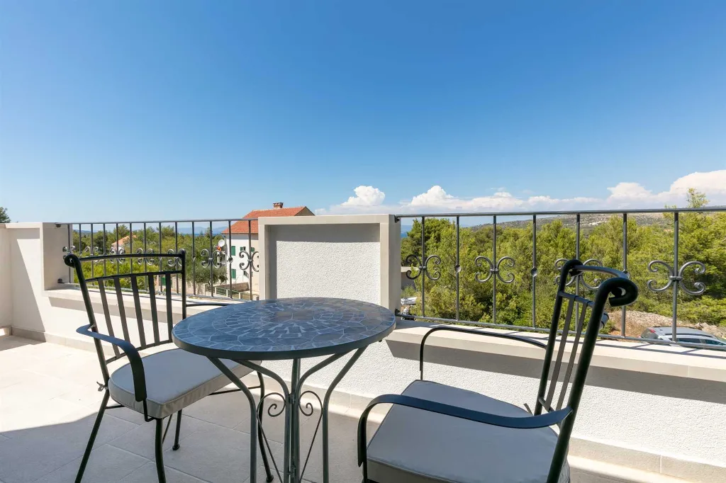 4-Bedroom Villa in Milna for up to 8 Guests