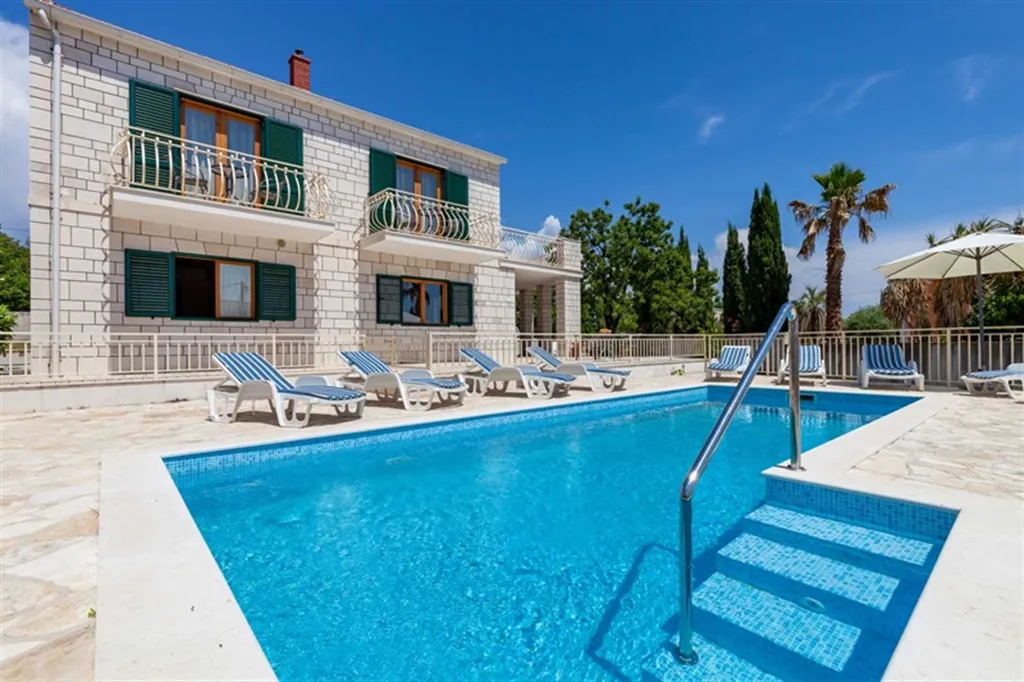 4-Bedroom Villa in Sumartin with Private Pool