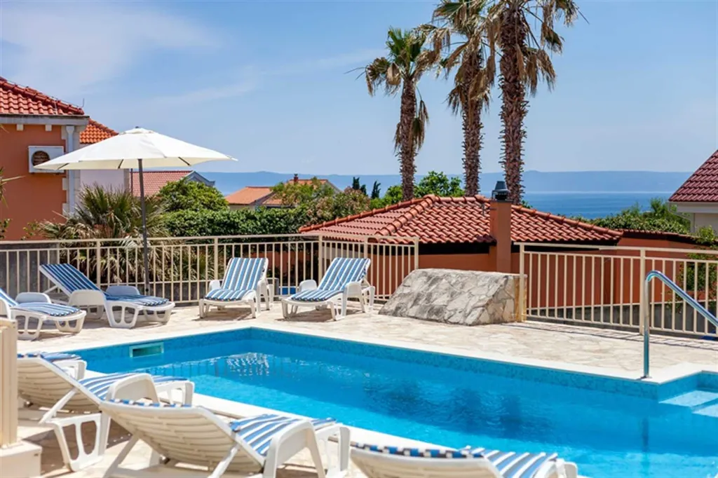 4-Bedroom Villa in Sumartin with Private Pool
