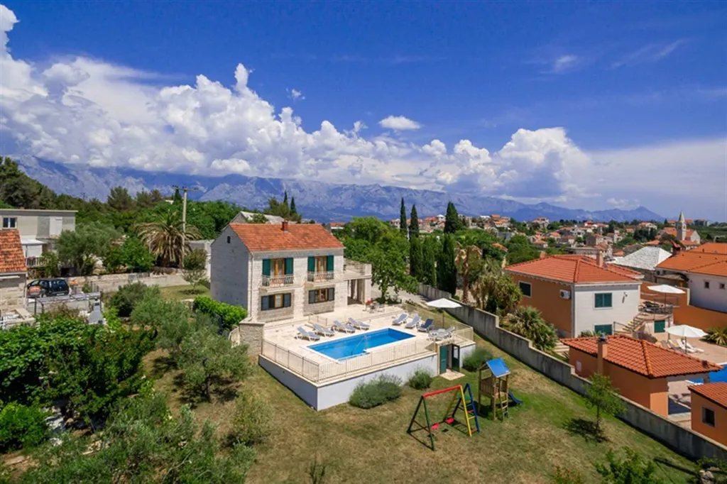 4-Bedroom Villa in Sumartin with Private Pool