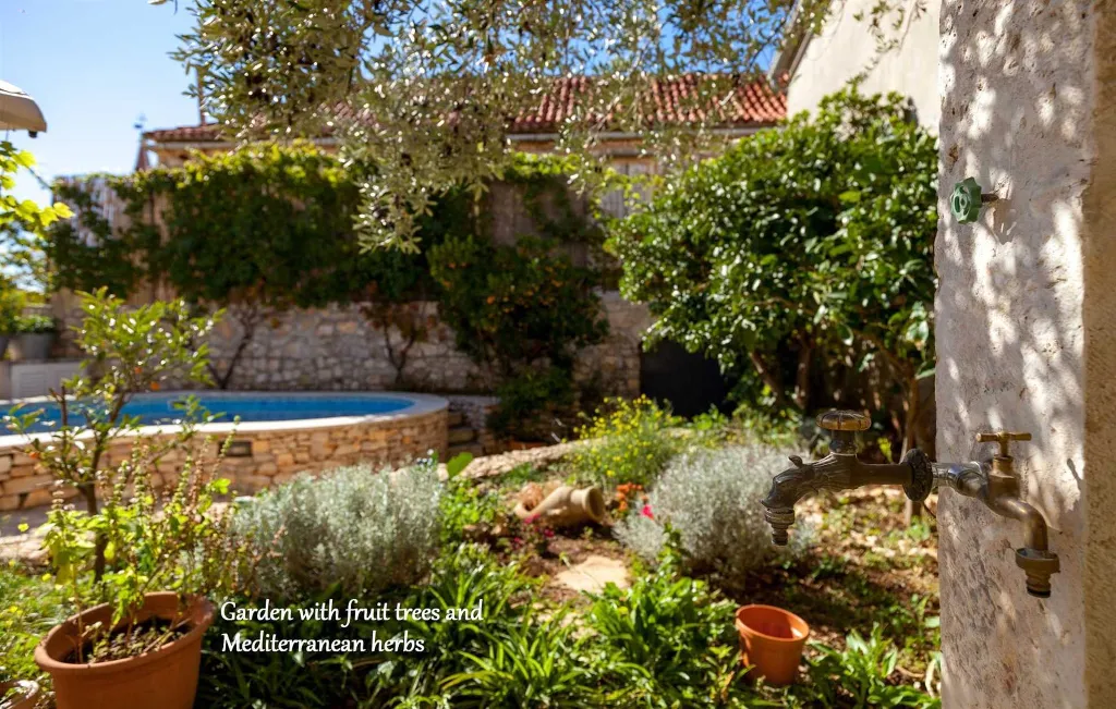 3-Bedroom Villa in Milna for 7 with Private Pool