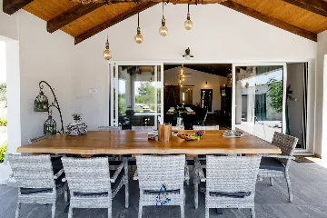 Milna 4-Bedroom Villa for up to 10 with Heated Pool