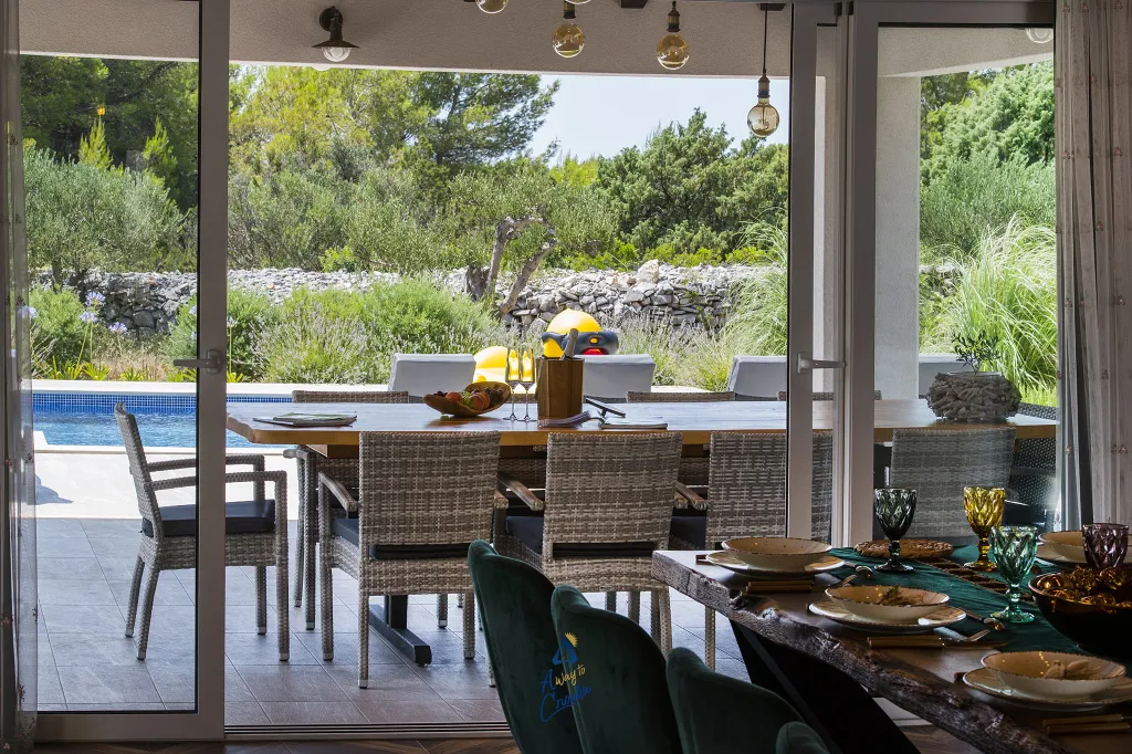 Milna 4-Bedroom Villa for up to 10 with Heated Pool