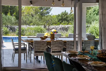 Milna 4-Bedroom Villa for up to 10 with Heated Pool