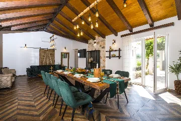 Milna 4-Bedroom Villa for up to 10 with Heated Pool