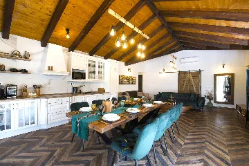 Milna 4-Bedroom Villa for up to 10 with Heated Pool