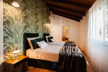 Milna 4-Bedroom Villa for up to 10 with Heated Pool