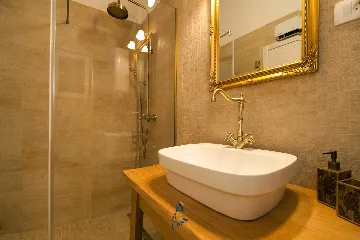 Milna 4-Bedroom Villa for up to 10 with Heated Pool