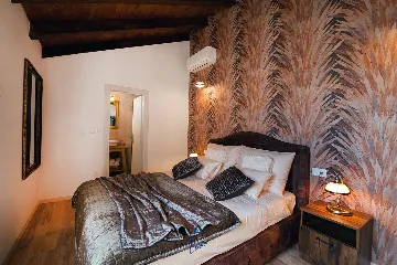 Milna 4-Bedroom Villa for up to 10 with Heated Pool