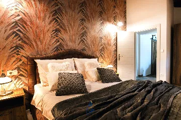 Milna 4-Bedroom Villa for up to 10 with Heated Pool