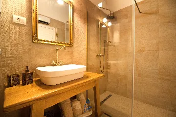 Milna 4-Bedroom Villa for up to 10 with Heated Pool