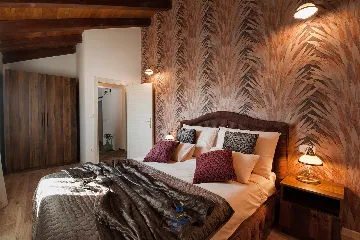 Milna 4-Bedroom Villa for up to 10 with Heated Pool