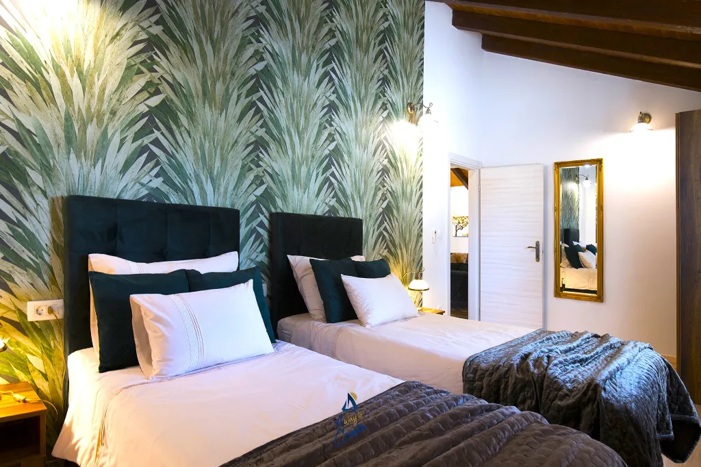 Milna 4-Bedroom Villa for up to 10 with Heated Pool