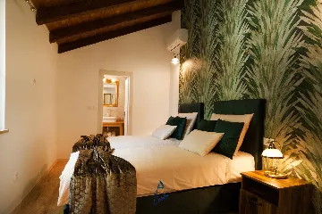 Milna 4-Bedroom Villa for up to 10 with Heated Pool