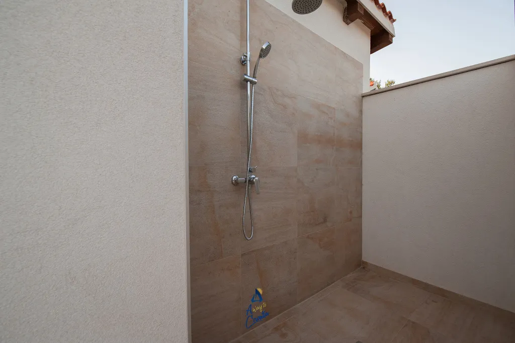 Milna 4-Bedroom Villa for up to 10 with Heated Pool