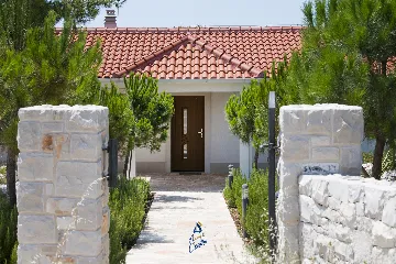 Milna 4-Bedroom Villa for up to 10 with Heated Pool