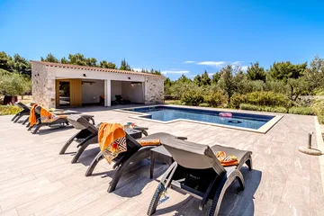 Milna 4-Bedroom Villa for up to 10 with Heated Pool