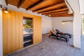 Milna 4-Bedroom Villa for up to 10 with Heated Pool