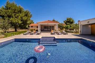 Milna 4-Bedroom Villa for up to 10 with Heated Pool