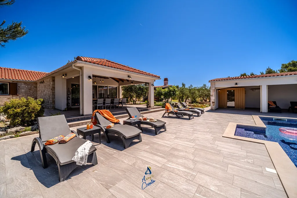 Milna 4-Bedroom Villa for up to 10 with Heated Pool