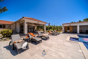 Milna 4-Bedroom Villa for up to 10 with Heated Pool