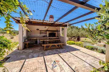 Milna 4-Bedroom Villa for up to 10 with Heated Pool