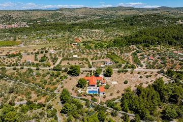 Milna 4-Bedroom Villa for up to 10 with Heated Pool