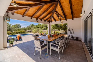 Milna 4-Bedroom Villa for up to 10 with Heated Pool