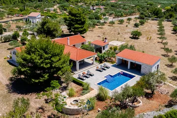 Milna 4-Bedroom Villa for up to 10 with Heated Pool
