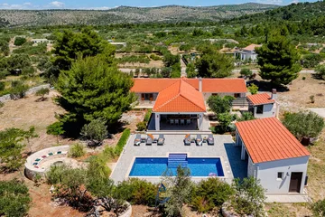 Milna 4-Bedroom Villa for up to 10 with Heated Pool